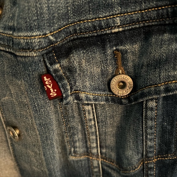 Levi’s Jean jacket with 2%elastane for a little stretch. Barely worn - Picture 5 of 6